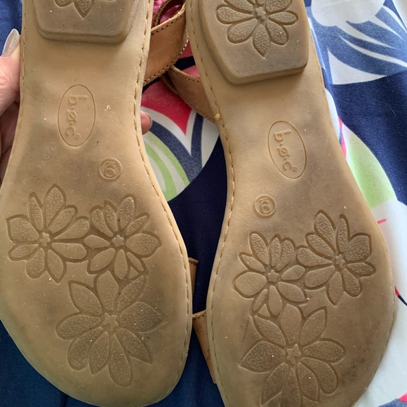 B.O.C. Woman’s tan leather straps sandals size 9 ** 4 for $ 25.00 ** - Picture 7 of 9